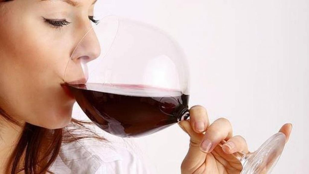 Un compuesto del vino tinto podría prevenir las caries y combatir la enfermedad de las encías